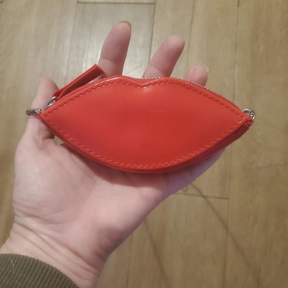 New Mini Red Leatherette  Lips Silver Rope Chain Crossbody Bag. - Picture 8 of 8